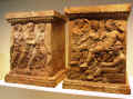 Coppia di altari in terracotta conservati presso la Getty Villa di Malibu, H 41,8 cm. Provenienza forse tarantina, inizi del IV secolo a.C.
