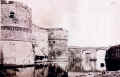 Castello Aragonese prima dell'ampliamento del canale navigabile. Al centro sono visibili il Torrione di S.Angelo e l'antico ponte in muratura, entrambi abbattuti per la costruzione del Ponte Girevole