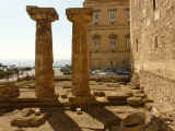 Resti del colonnato dorico del tempio detto di Poseidone. Inizi VI secolo a.C.