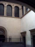 Palazzo D'Ayala Valva, scorcio del cortile coperto visto dall'androne