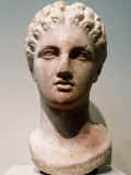 Testa femminile in marmo, H 55,25 cm, IV secolo a.C., da Taranto. New York, Metropolitan Museum of Art