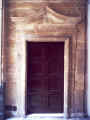 Palazzo Galeota, portalino in pietra carparo all'interno dell'androne