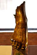 Piede in bronzo dorato forse pertinente alla Nike eretta a Taranto nel III secolo a.C. Roma, Mercati di Traiano, Museo dei Fori Imperiali. Fonte: Flickr