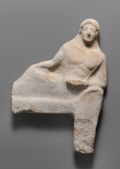 Frammento di terracotta votiva raffigurante il tipo del "recumbente". H 19,4 cm, fine del VI secolo a.C., da Taranto. New York, Metropolitan Museum of Art