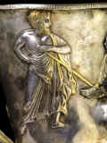 Rhyton in argento dorato, particolare con la raffigurazione del Re Eretteo