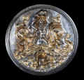 Tesoro di Morgantina: rilievo in argento dorato con Scilla nell'atto di scagliare un masso, forse di produzione tarantina. Diametro cm 8,3, pertinente in origine ad una coppa o ad una pisside, III secolo a.C. Fonte: Exibart