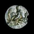 Rilievo in argento dorato con Afrodite seduta su una roccia, da Taranto. Londra, British Museum