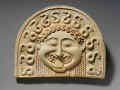 New York, Metropolitan Museum of Art: antefissa con testa gorgonica. Evidenti le tracce della ricca policromia originaria. 540 a.C. circa, da Taranto