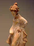 Terracotta policroma, figura femminile danzante, particolare. H 23,5 cm, seconda metà del III secolo a.C., da Taranto. Los Angeles, The Getty Villa Malibu, foto di Mary Harrsch