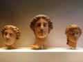 Teste in terracotta, IV secolo a.C., da Taranto. Si notino sul collo della figura femminile centrale i cosiddetti "anelli di Venere". Los Angeles, Getty Villa Malibu